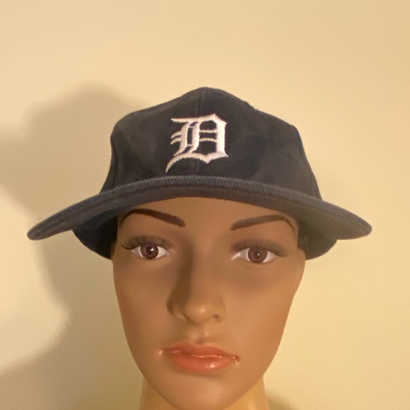 Apollo Detroit Tigers Hat, Majestic Tigers Jersey & Genuine Tigers T-Shirt - Picture 3 of 7